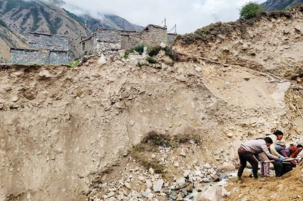 Trận lũ tháng 5 để lại hậu quả nặng nề. Ảnh: THE GUARDIAN