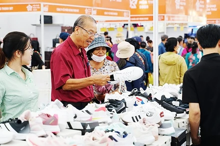 Sản phẩm giày thể thao được nhiều người tiêu dùng quan tâm. Ảnh: NAM ANH