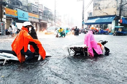 Nhiều tuyến đường ở TP Hồ Chí Minh chỉ cần mưa là ngập.