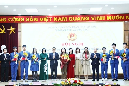 Gặp mặt đội tuyển Việt Nam tham dự kỳ thi Olympic Khoa học trẻ quốc tế năm 2025