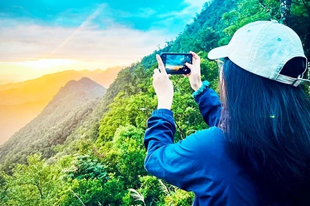 Chụp lại khoảnh khắc đón bình minh ở Bạch Mã.