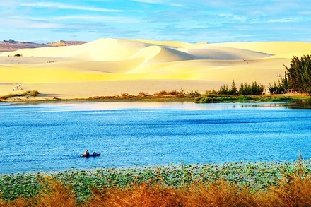 Xem phim rồi check-in Bàu Trắng