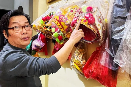 NSƯT Nguyễn Đức Tú giới thiệu về những chiếc mão do ông tạo tác. Ảnh: DƯƠNG NAM