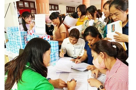 Người lao động khai báo thông tin hưởng trợ cấp thất nghiệp tại một phiên giao dịch việc làm. 