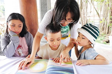 Kể chuyện lịch sử từ những trang sách.