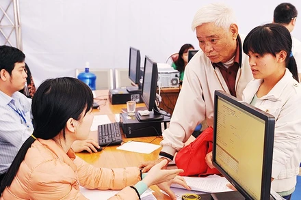 Tư vấn cho cá nhân và hộ kinh doanh tại Thuế Thành phố Hà Nội. Ảnh: NAM ANH