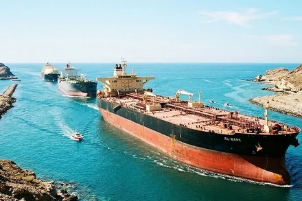 Các tàu chở dầu lưu thông qua eo biển Hormuz trước khi địa điểm này bị tắc nghẽn do chiến sự. Ảnh: CNBC