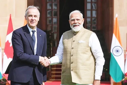 Thủ tướng Ấn Độ Narendra Modi gặp gỡ người đồng cấp Canada Mark Carney (bên trái). Ảnh: REUTERS