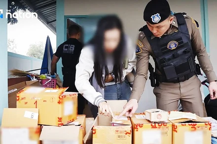 Cảnh sát Thái Lan thu giữ một lô hàng lừa đảo qua mạng. Ảnh: THE NATION