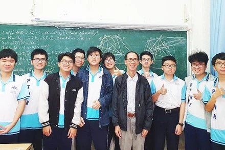 TS Lê Bá Khánh Trình chụp hình cùng đội tuyển Trường Phổ thông Năng khiếu năm 2024. Ảnh: NVCC