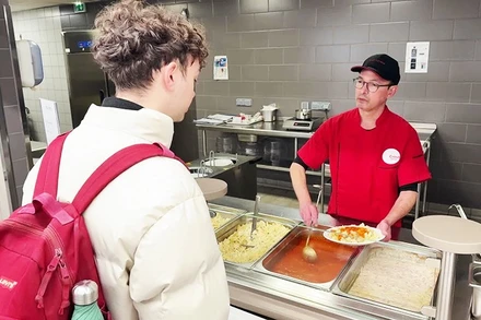 Bữa ăn giá rẻ tại một trường đại học của Pháp. Ảnh: FTV