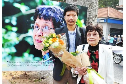 Đạo diễn Trần Việt Văn và mẹ - PGS, TS Lê Thị Đức Hạnh.