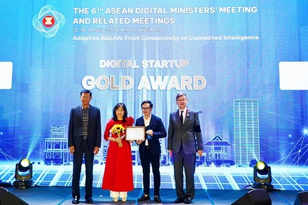 Đại diện MedCAT nhận giải Vàng Giải thưởng Số ASEAN 2026. Ảnh: THỦY LINH