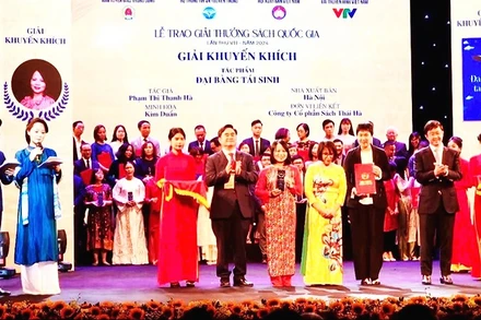 Nhà biên kịch Phạm Thanh Hà (giữa) nhận Giải sách Quốc gia năm 2024.