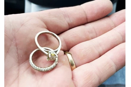 Lục 18 tấn rác tìm lại nhẫn cưới cho vợ