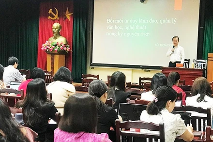 Trao đổi về phát triển văn nghệ từ 40 năm đổi mới