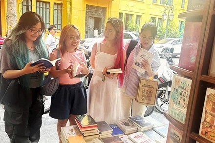 Phố sách Nguyễn Xí nhiều năm qua là địa chỉ quen thuộc của người yêu sách.