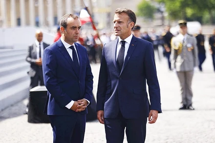 Ông Sebastien Lecornu (trái) và Tổng thống E.Macron. Ảnh: FRANCE24