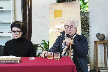 Dịch giả Bùi Văn Nam Sơn tại sự kiện với chủ đề "Hiện sinh trong đời sống hiện đại".