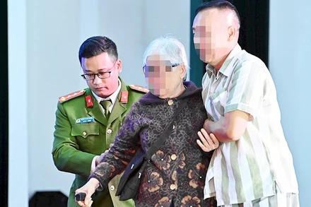 Phạm nhân T.T.T. chạy lại đỡ mẹ già trên sân khấu chương trình.