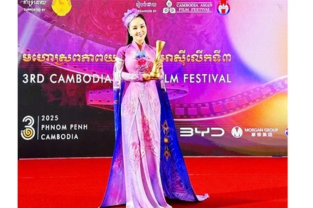 Đạo diễn kiêm nhà sản xuất Mai Thu Huyền nhận giải “Âm nhạc xuất sắc” cho phim “Đóa hoa mong manh”.