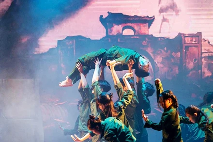 Học sinh dùng vũ đạo kể chuyện chiến tranh