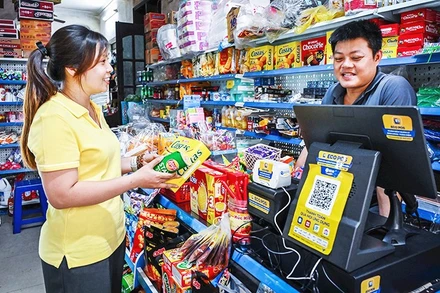 Các hộ kinh doanh buôn bán tạp hóa cũng đã từng bước chuyển đổi số.