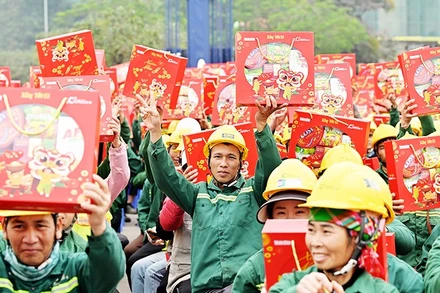 Người lao động hạnh phúc với Chương trình Xây Tết do Báo Nhân Dân phối hợp tổ chức. Ảnh: BẢO LONG