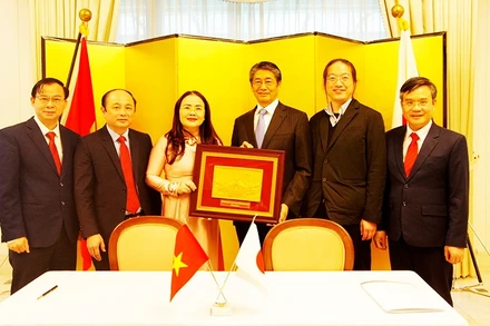 Đại diện Sở Giáo dục và Đào tạo Quảng Trị trao tặng quà lưu niệm tới Đại sứ Ito Naoki.