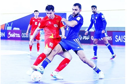 Pha bóng trong trận tuyển futsal Việt Nam gặp Kuwait.