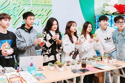 Hoạt động "Đổi sách lấy cây" và các vật dụng tái chế của Trường FPT Polytechnic Hà Nội.
