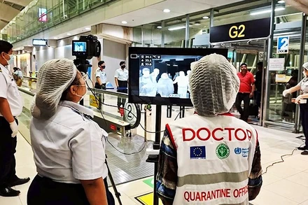 Thái Lan kiểm tra y tế đối với hành khách tại ba sân bay quốc tế. Ảnh: CNN