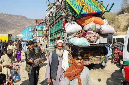 Người dân Afghanistan rời bỏ nhà cửa do xung đột. Ảnh: GETTYIMAGES