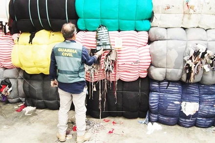 Rác thải dệt may bị phát hiện trong chiến dịch. Ảnh: EUROPOL 