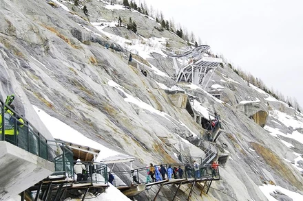 Bậc thang dẫn từ Nhà ga Montenvert lên tham quan động băng.