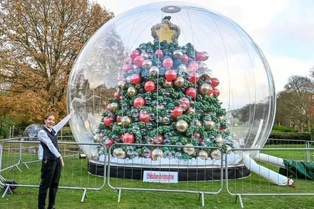 Cây thông Noel làm từ 100.000 quả bóng bay