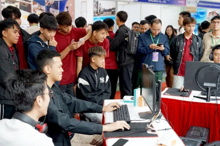 Mạng xã hội mở rộng không gian kết nối cộng đồng nhưng cũng kéo theo nhiều hệ lụy đáng lo ngại. Ảnh: NGUYỆT ANH