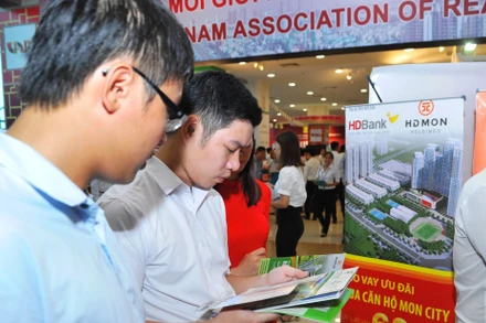 Nhiều ngân hàng tạm dừng các gói vay mua nhà đối với các bạn trẻ. Ảnh: NAM ANH