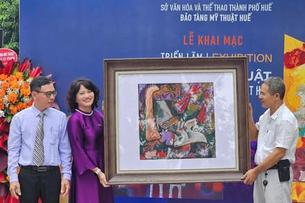 Nhà sưu tập Nguyễn Hữu Hoàng (bên phải), trao tặng tác phẩm “Không tên” của họa sĩ Phạm Lực cho Bảo tàng Mỹ thuật Huế.