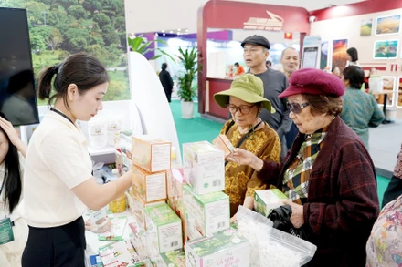 Các hợp tác xã nông nghiệp giới thiệu sản phẩm tại hội chợ thương mại. Ảnh: NAM NGUYỄN