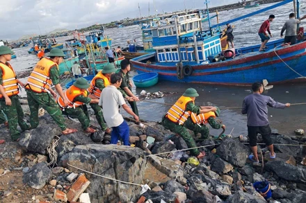 Lực lượng chức năng trục vớt các tàu cá tại cảng Liên Hương (xã Liên Hương, Lâm Đồng).