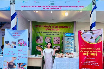 Chị Mai Anh bên gian hàng của Hợp tác xã Nhật Khuê tại một hội chợ triển lãm. Ảnh: NVCC