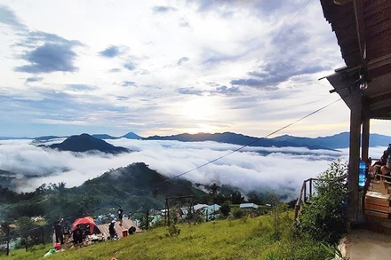 Săn mây trên nóc Tăk Pổ