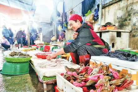 Hải sản tươi ngon tại chợ Gú. Ảnh: LƯƠNG HÀ