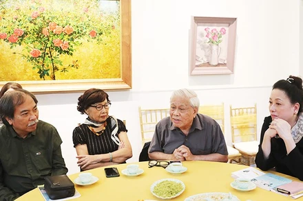 Nhà thơ Vũ Quần Phương trong một buổi trò chuyện văn chương. Ảnh: KHIẾU MINH