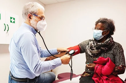 Một bác sĩ đã về hưu được tăng cường hỗ trợ y tế. Ảnh: LE MONDE