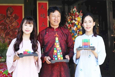 Anh Trần Thanh Quang (đứng giữa) lưu giữ nét tinh hoa ẩm thực Huế.