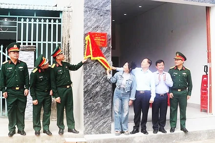 Người dân vui mừng khi có căn nhà mới.