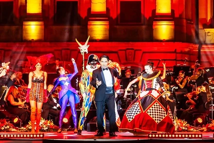 Ninh Đức Hoàng Long biểu diễn cùng các nghệ sĩ quốc tế.