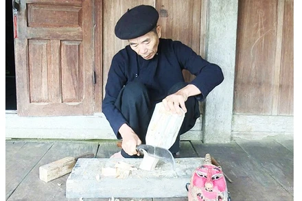 Già Hoàng Văn Cầu chế tác mặt nạ Ka Đong.